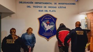 Atraparon a una mujer y un hijo con envoltorios de cocaína