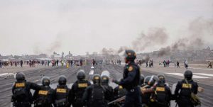 Crisis en Perú: miles de manifestantes toman el aeropuerto de Arequipa