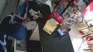 La tomó del cuello y la tiró al suelo para sacarle 4 mil pesos