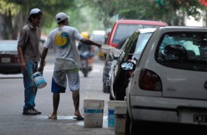 Municipalidad ofrece una línea de WhatsApp para denunciar irregularidades de limpiavidrios y cuidacoches