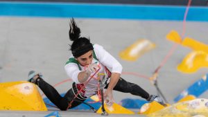 La deportista iraní que compitió sin velo fue recibida con aplausos y una ovación