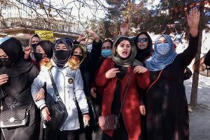 Afganistán: Talibanes reprimen protestas contra la prohibición a la educación de las mujeres