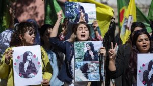 La familia de Mahsa Amini demandó a los policías que la detuvieron