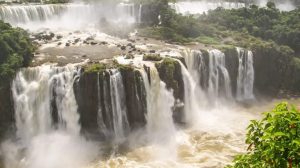 Encuentran un cuerpo en las Cataratas: Investigan si se trata del hombre que cayó el lunes
