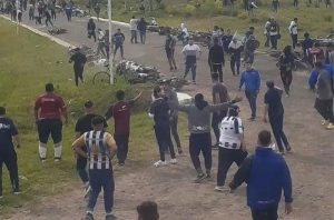Enfrentamiento entre hinchas de Talleres y piqueteros que habían cortado la ruta en Santa Fe