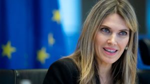 La Eurocámara destituyó a la vicepresidenta Eva Kaili, acusada de corrupción