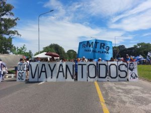 Corte de ruta 2 en Mar del plata exigiendo el pago del potenciar trabajo
