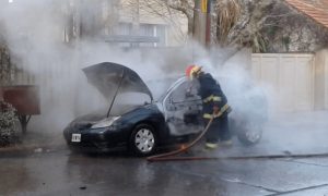 Un matrimonio dejo a su hijo en el colegio y se les prendió fuego el auto