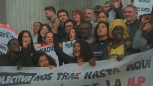 España: presentan 700.000 firmas para regularizar inmigrantes