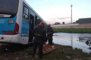 Córdoba: cayó al río desde un puente un colectivo con 6 pasajeros