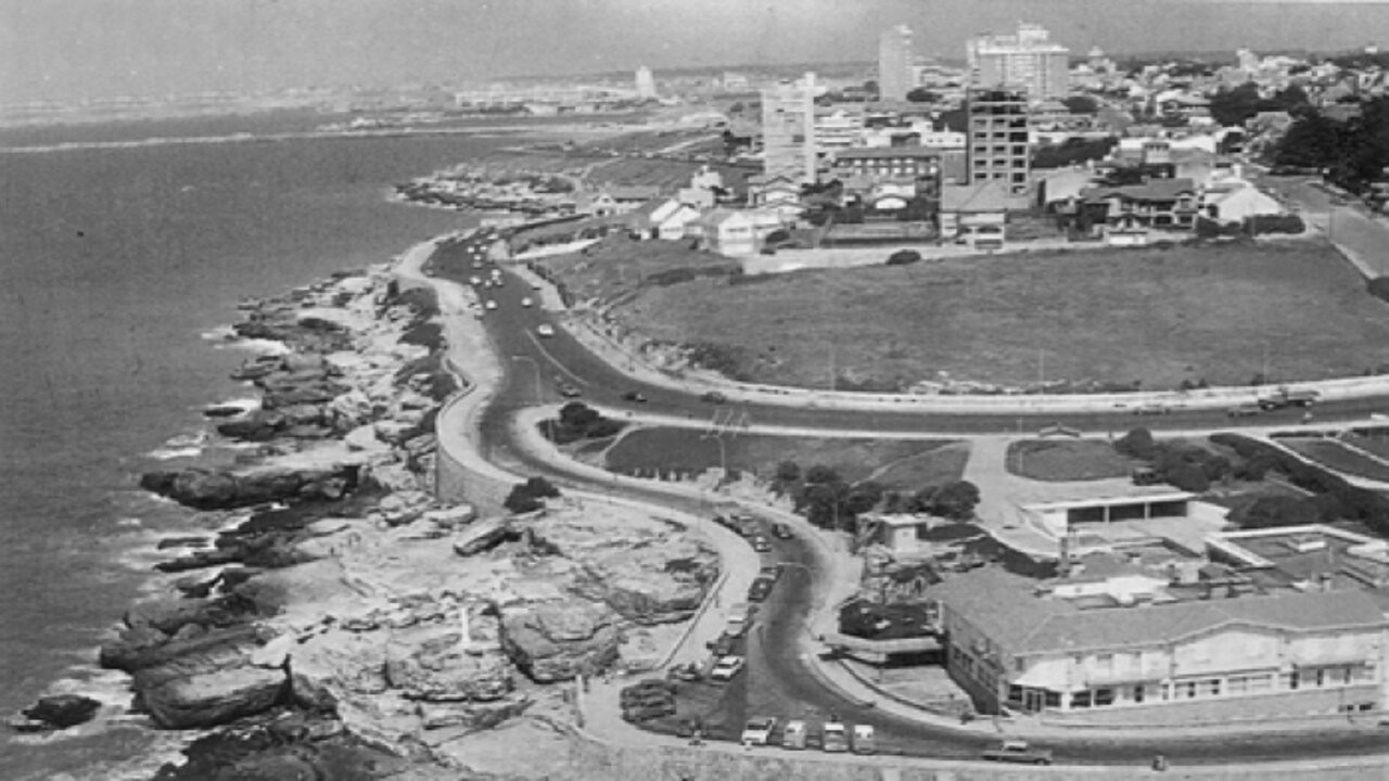3763-Vista_aérea_de_Cabo_Corrientes._La_esquina_despoblada_es_donde_hoy_se_encuentra_el_edificio_Mirador._Enviada_por_José_Alberto_Lago.jpg