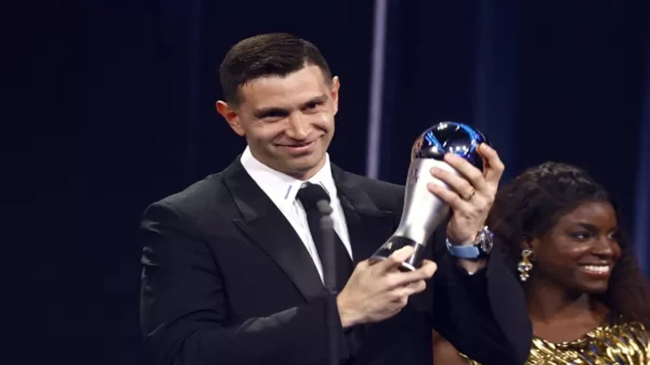 600x400_premios-the-best-dibu-martinez-gano-como-mejor-arquero-2022-dio-discurso-emocionante-981526-173514.jpg